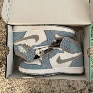 Jordan 1 Hyper Royal